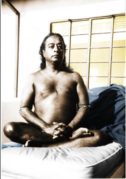 Yogananda im halben Lotussitz